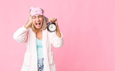 Çalar saat takan orta yaşlı bir kadın.