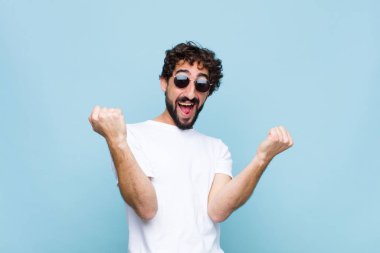 Genç çılgın sakallı adam güneş gözlüğü takıyor.