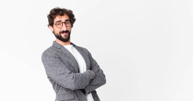 Genç çılgın sakallı iş adamı fotokopi duvarına karşı