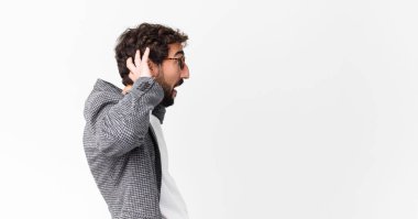 Genç çılgın sakallı iş adamı fotokopi duvarına karşı