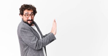 Genç çılgın sakallı iş adamı fotokopi duvarına karşı