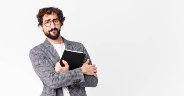 Genç, sakallı, defterli bir adam.