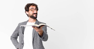 Genç, sakallı, defterli bir adam.