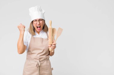 Orta yaşlı, güzel fırıncı kadın.