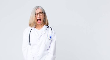 Orta yaşlı bir kadın agresif bir şekilde bağırıyor, sinirli, sinirli, öfkeli ya da sinirli görünüyor, hayır diyor.