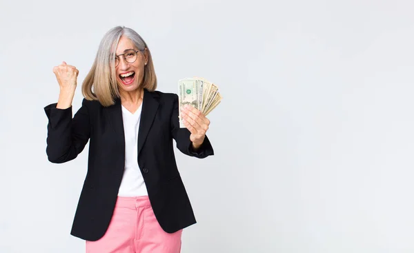 Mujer Negocios Mediana Edad Con Billetes Dólar — Foto de Stock