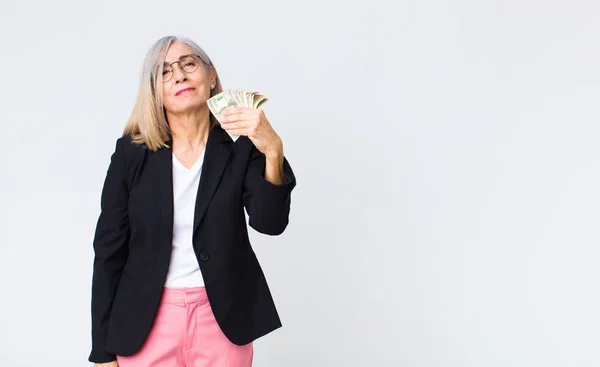Mujer Negocios Mediana Edad Con Billetes Dólar — Foto de Stock