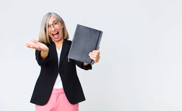 Geschäftsfrau Mittleren Alters Mit Notizbuch — Stockfoto