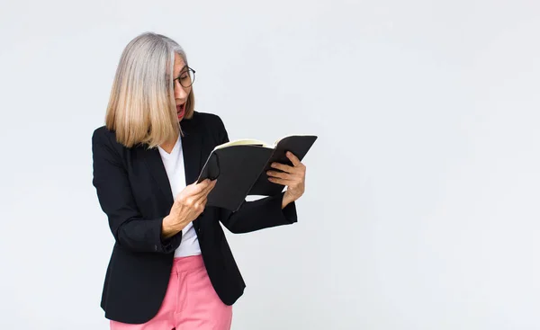 Femme Affaires Âge Moyen Avec Cahier — Photo