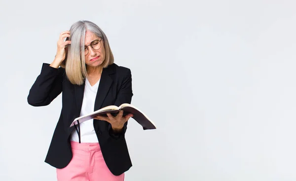 Femme Affaires Âge Moyen Avec Cahier — Photo