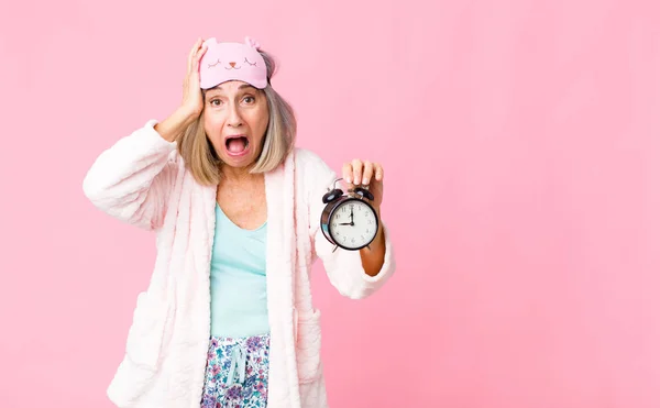 Mujer Mediana Edad Que Usa Traje Noche Con Reloj Despertador — Foto de Stock