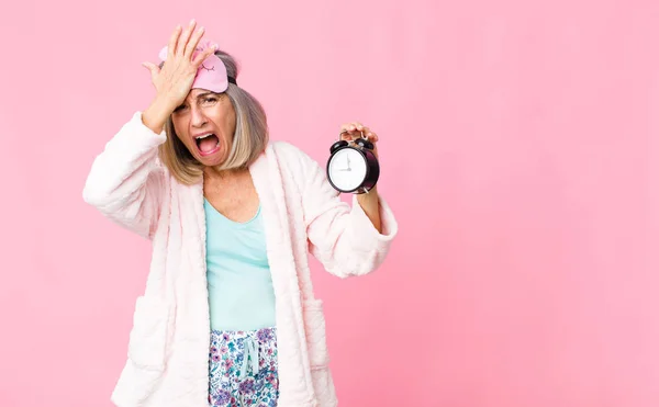 Mujer Mediana Edad Que Usa Traje Noche Con Reloj Despertador —  Fotos de Stock
