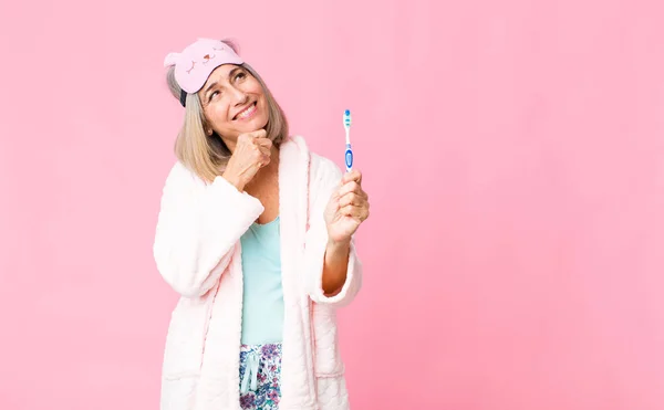 Middelbare Leeftijd Vrouw Dragen Nacht Pak Met Een Tandenborstel — Stockfoto