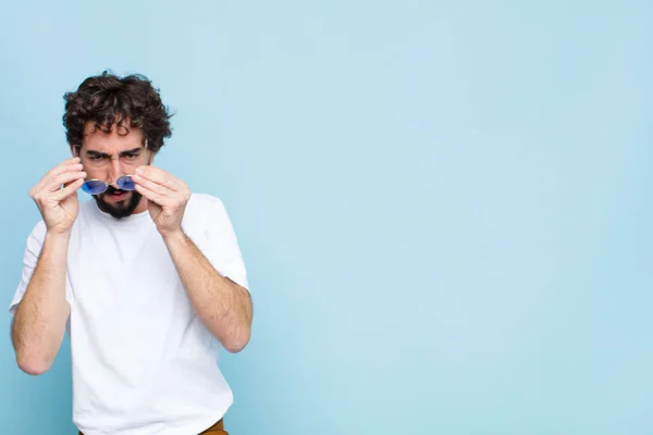 Junger Verrückter Bärtiger Mann Mit Sonnenbrille — Stockfoto