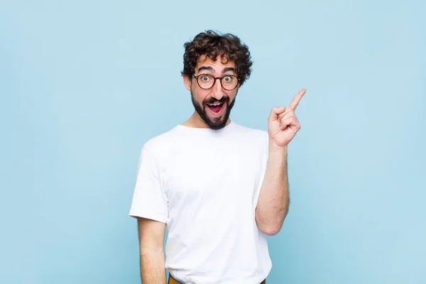 Jeune Homme Barbu Avec Des Lunettes Contre Mur Bleu — Photo