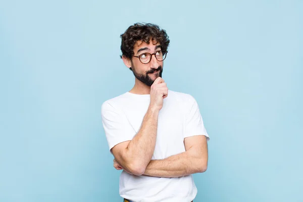 Junger Bärtiger Mann Mit Brille Gegen Blaue Wand — Stockfoto