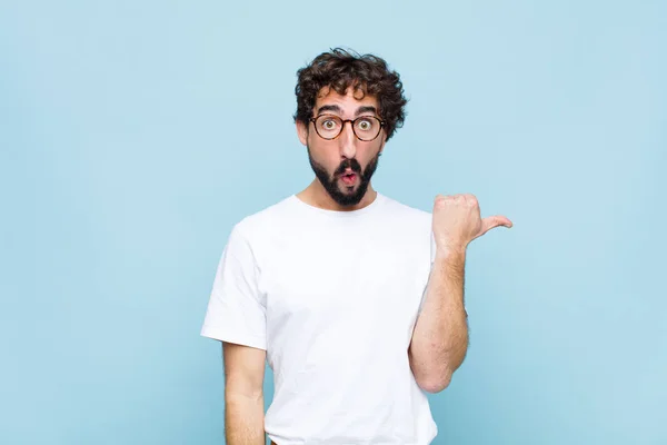 Joven Barbudo Con Gafas Contra Pared Azul — Foto de Stock