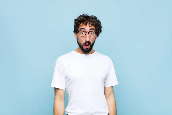 Junger Bärtiger Mann Mit Brille Gegen Blaue Wand — Stockfoto