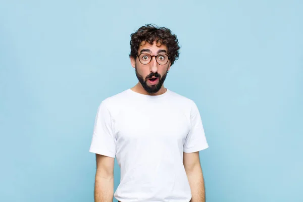 Joven Barbudo Con Gafas Contra Pared Azul — Foto de Stock