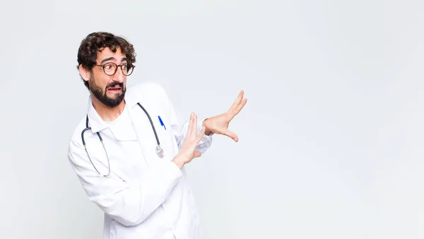 Jovem Louco Barbudo Médico Homem Contra Cópia Espaço Parede — Fotografia de Stock