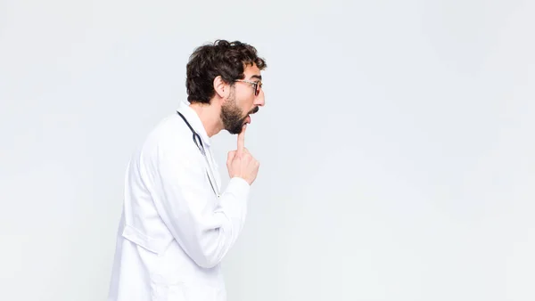 Giovane Pazzo Uomo Medico Barbuto Contro Muro Spazio Copia — Foto Stock