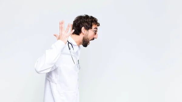 Jovem Louco Barbudo Médico Homem Contra Cópia Espaço Parede — Fotografia de Stock