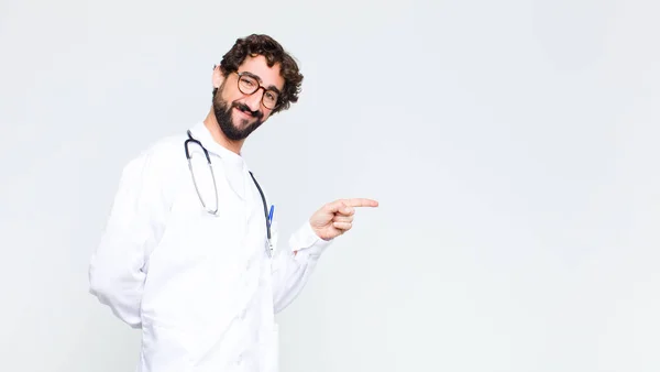 Jovem Louco Barbudo Médico Homem Contra Cópia Espaço Parede — Fotografia de Stock