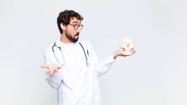 Νεαρός Τρελός Γενειοφόρος Γιατρός Άνθρωπος Κρατώντας Ένα Ανθρώπινο Κρανίο — Φωτογραφία Αρχείου
