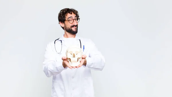 Jovem Louco Barbudo Médico Homem Segurando Crânio Humano — Fotografia de Stock