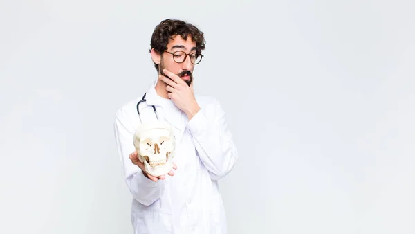 Fiatal Őrült Szakállas Orvos Férfi Kezében Egy Emberi Koponya — Stock Fotó
