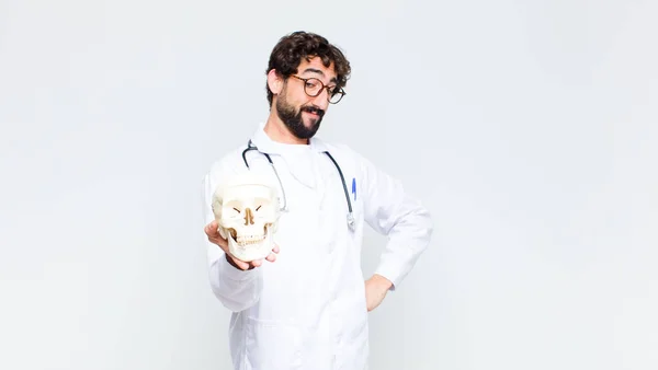 Jovem Louco Barbudo Médico Homem Segurando Crânio Humano — Fotografia de Stock