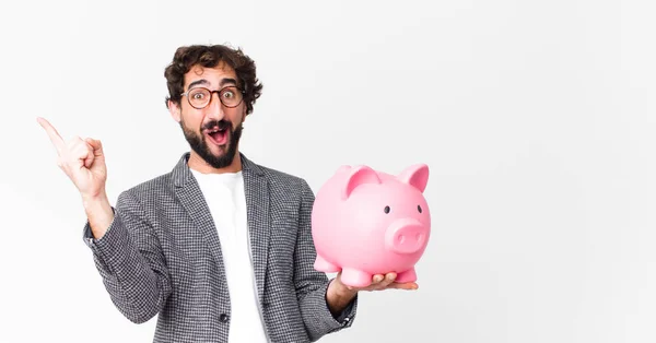 Jovem Louco Barbudo Empresário Com Porquinho Banco — Fotografia de Stock