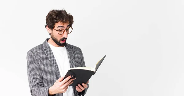 Jovem Louco Barbudo Homem Com Caderno — Fotografia de Stock