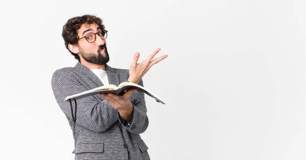 Joven Barbudo Loco Con Cuaderno — Foto de Stock