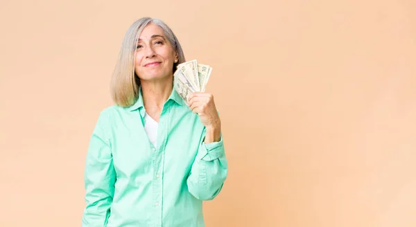 Mujer Bonita Mediana Edad Con Billetes Dólar Contra Pared Del — Foto de Stock