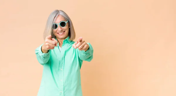 Mezza Età Bella Donna Che Indossa Occhiali Sole Contro Parete — Foto Stock