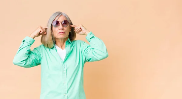 Mujer Bonita Mediana Edad Con Gafas Sol Contra Pared Del — Foto de Stock