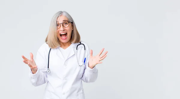 Kobieta Średnim Wieku Doktor Czuje Się Szczęśliwy Zdumiony Szczęśliwy Zaskoczony — Zdjęcie stockowe