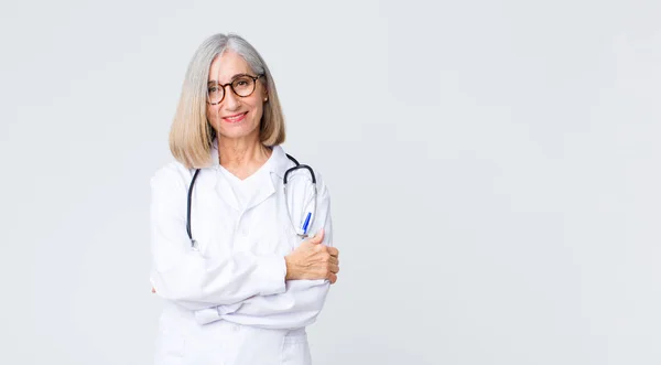 Medico Mezza Età Donna Ridendo Felicemente Con Braccia Incrociate Con — Foto Stock