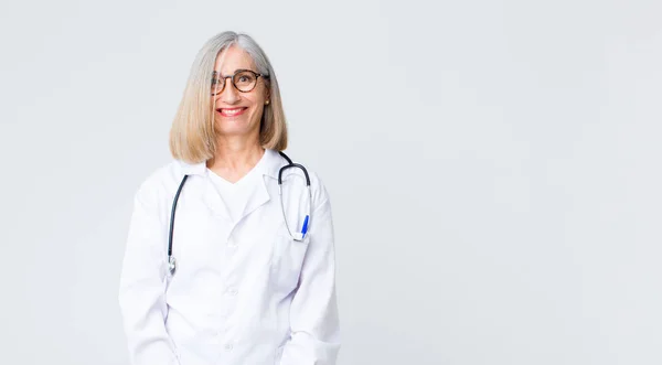 Μεσήλικας Γιατρός Γυναίκα Αναζητούν Ευτυχισμένη Και Goofy Ένα Ευρύ Διασκεδαστικό — Φωτογραφία Αρχείου