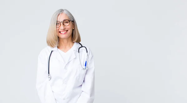 Μεσήλικας Γιατρός Γυναίκα Ένα Μεγάλο Φιλικό Ξέγνοιαστο Χαμόγελο Αναζητούν Θετική — Φωτογραφία Αρχείου