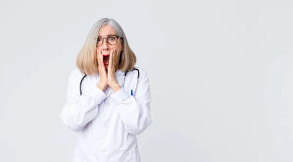 Lekarz Średnim Wieku Kobieta Czuje Się Wstrząśnięty Przerażony Patrząc Przerażony — Zdjęcie stockowe