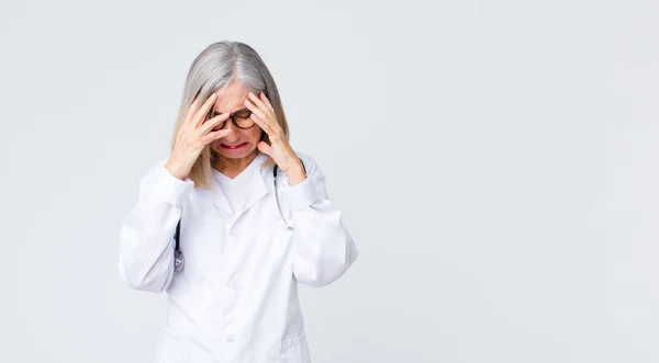 Mujer Doctora Mediana Edad Que Parece Estresada Frustrada Trabajando Bajo —  Fotos de Stock
