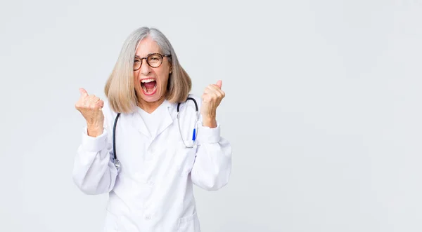 Orta Yaşlı Doktor Kadın Mutlu Şaşkın Gururlu Bağırıyor Başarıyı Büyük — Stok fotoğraf