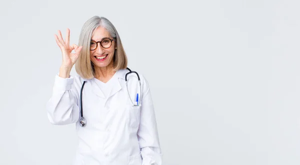 Μεσήλικας Γιατρός Γυναίκα Αισθάνεται Επιτυχημένη Και Ικανοποιημένη Χαμογελώντας Στόμα Ορθάνοιχτο — Φωτογραφία Αρχείου