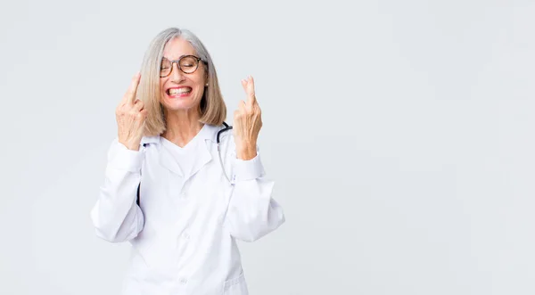 Middelbare Leeftijd Arts Vrouw Voelt Zich Nerveus Hoopvol Kruisen Vingers — Stockfoto