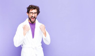 Bornoz giyen genç sakallı adam zaferle bağırıyor, gülüyor, mutlu ve heyecanlı hissediyordu.