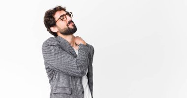 Genç çılgın işadamı yorgun, stresli, endişeli, hayal kırıklığına uğramış ve depresyonda, sırtı ya da boynu ağrıyan düz duvara karşı.