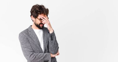 Genç çılgın işadamı stresli, utanmış ya da üzgün görünüyordu. Başı ağrıyordu. Yüzü düz duvarla kaplıydı.