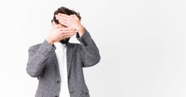 Genç çılgın iş adamı iki eliyle kameraya hayır diyerek yüzünü kapatıyor! Resimleri reddetmek ya da yasaklı fotoğrafları düz duvara yaslamak